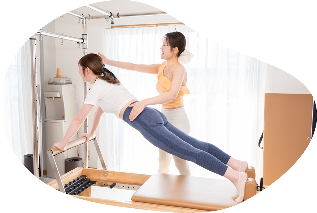 レッスンで気持ちよく身体を動かす女性