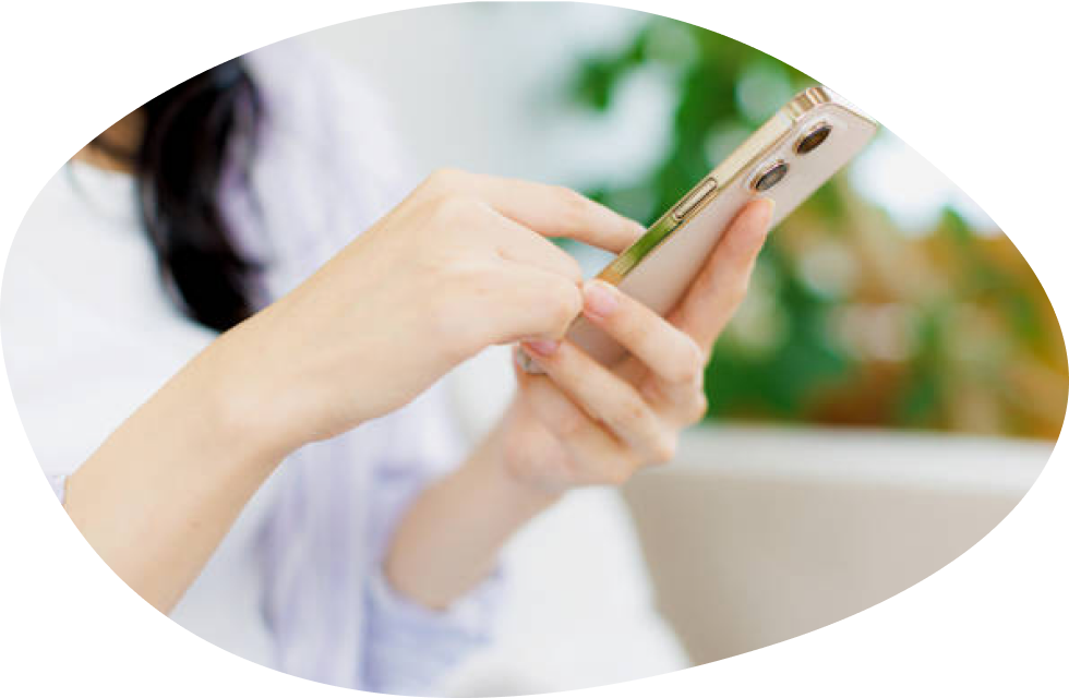 スマートフォンからWeb予約をする様子
